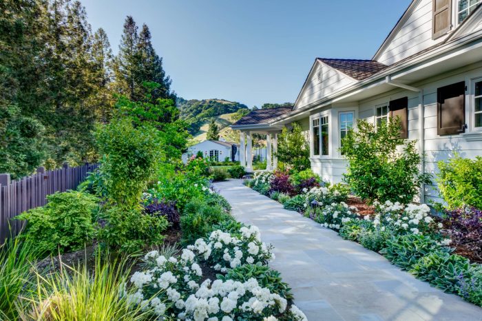 Farmhouse landscaping ideas