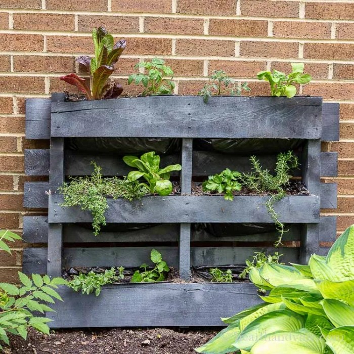 Planter strawberry pallet garden vertical planters fence diy wood strawberries plans pallets pickets easy herb making cedar doubled almost space